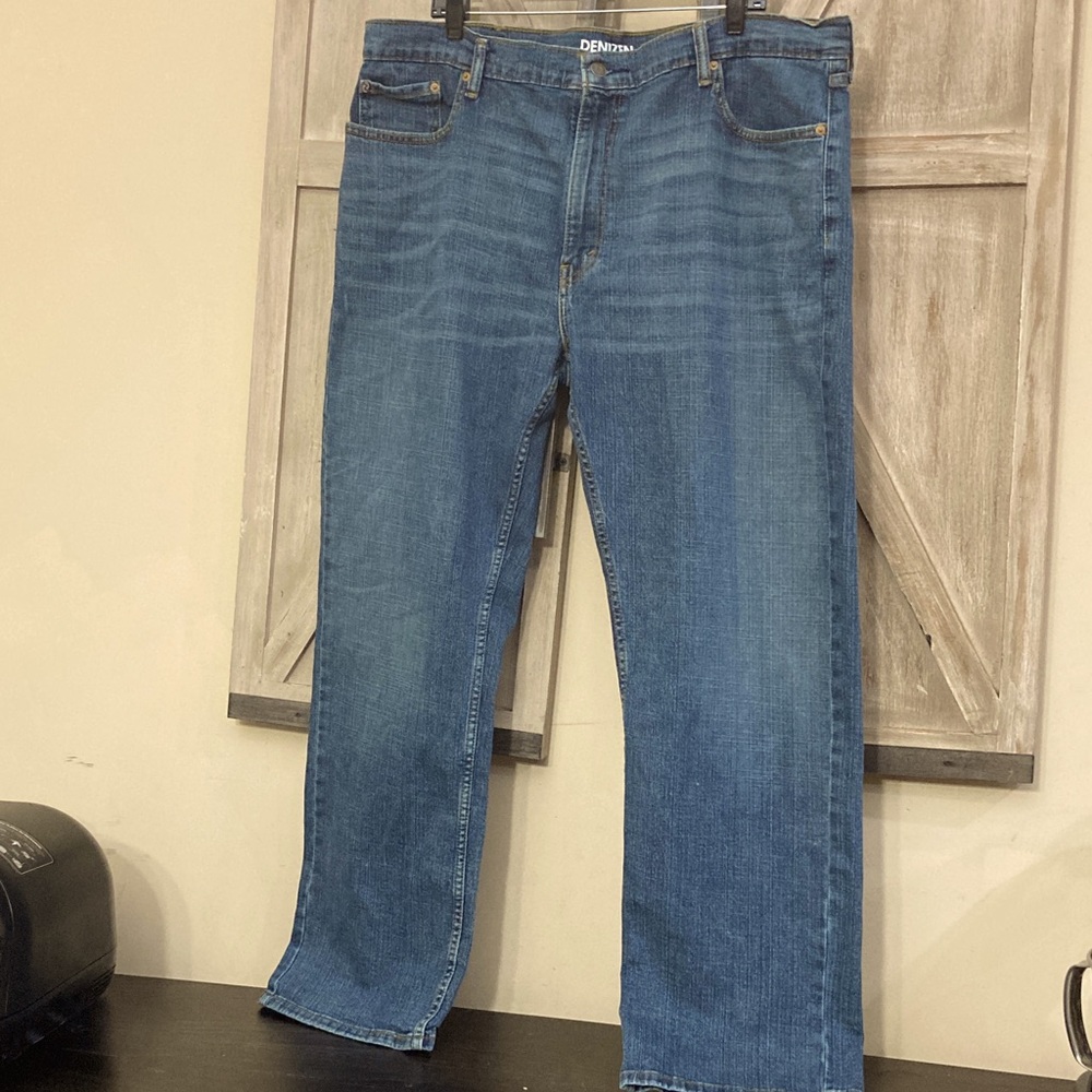 DENIZEN LEVI’S Classic Straight Blue Jeans
SIZE 42x32
MENS